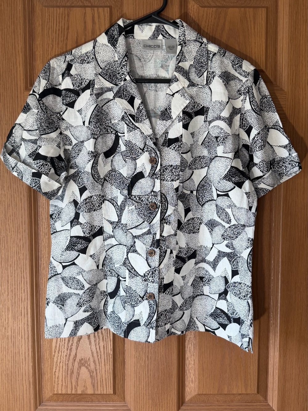 Chico's Black & White Short Sleeve Button-Down Shirt